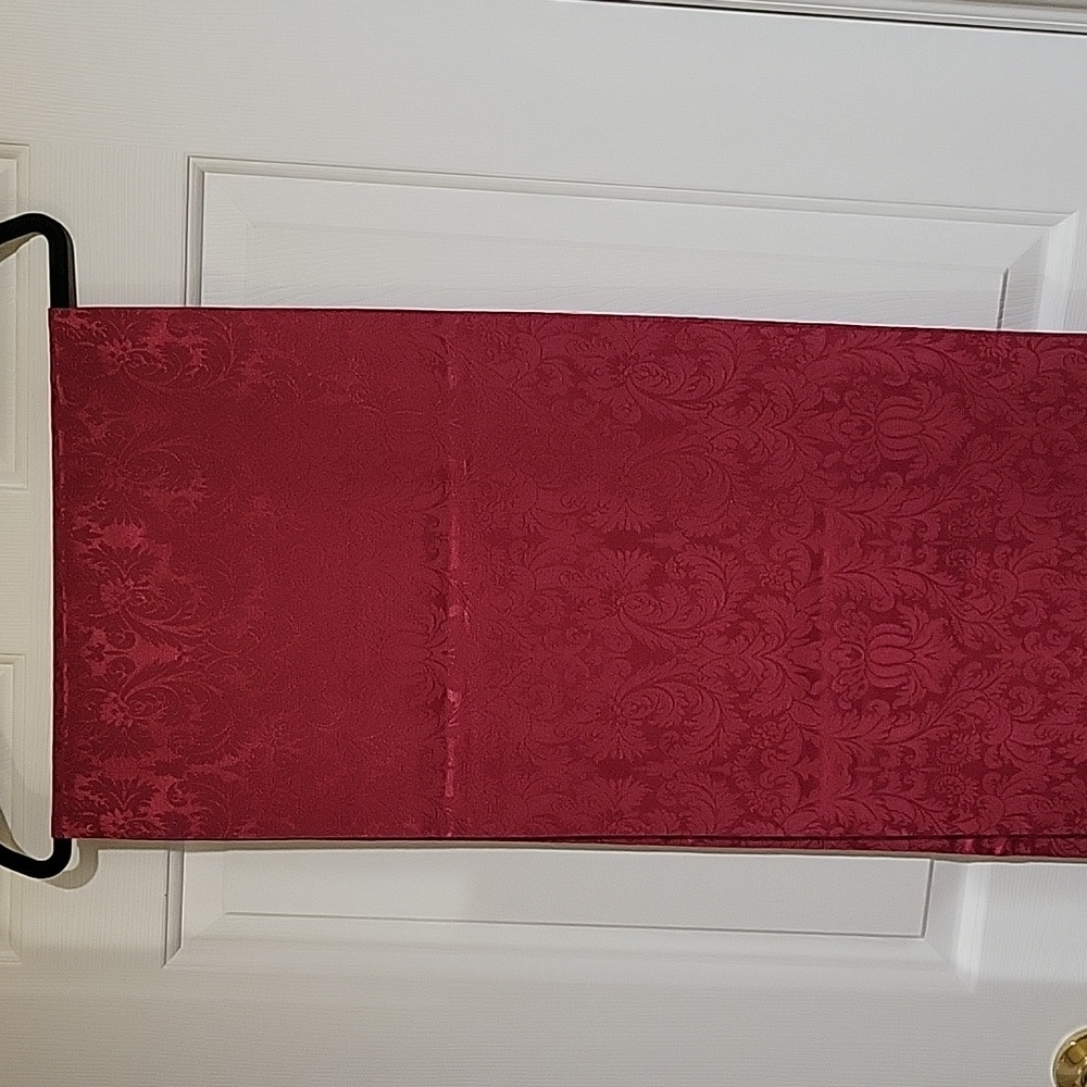 W-C Designs Table Runner/ Pre-Owned - Picture 5 of 16